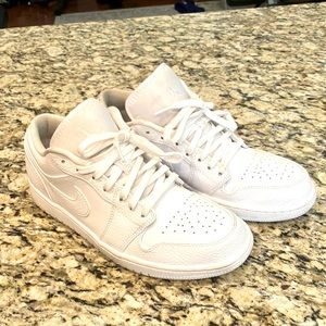 Jordan 1 low triple white 8.5